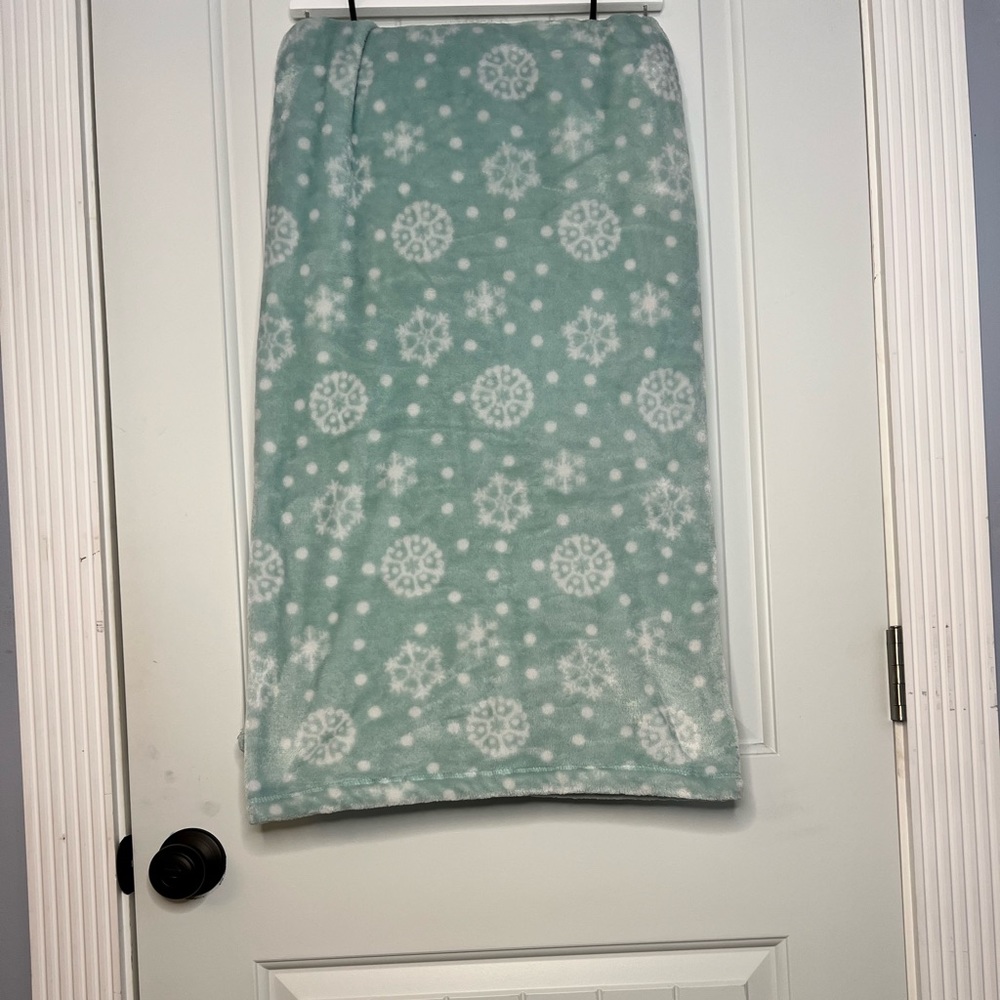 Berkshire Blanket snowflake pattern light blue super soft 74”x52”